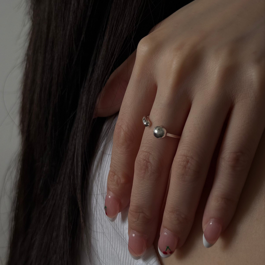 Dinela Sphere Ring