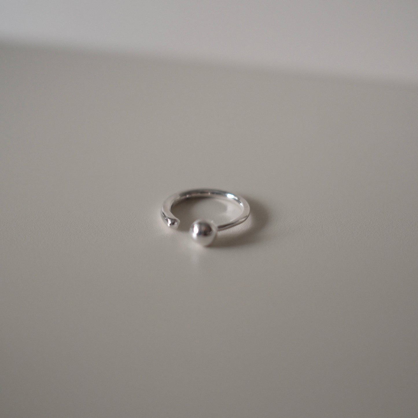 Dinela Sphere Ring